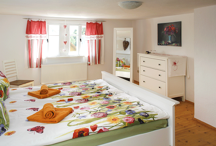 Doppelschlafzimmer mit Kinderbett